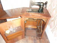 Machine à coudre HELY dans son meuble d'origine